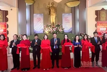 Các đại biểu cắt băng khai mạc Hội báo và triển lãm chào mừng kỷ niệm 100 năm Báo chí cách mạng Việt Nam. 