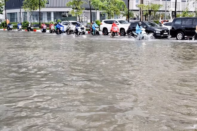 Ngập úng diện rộng tại nhiều tuyến đường Hà Nội do mưa lớn. (Ảnh: VĂN THỊNH)