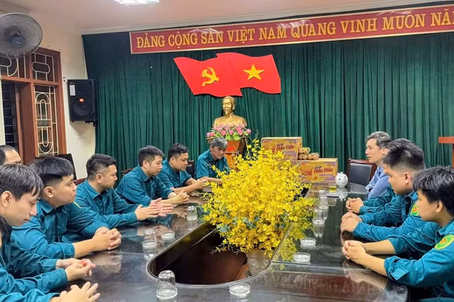Lực lượng dân quân ứng trực mưa bão trong đêm 30/9 tại Hà Nội. (Ảnh: VĂN THỊNH)