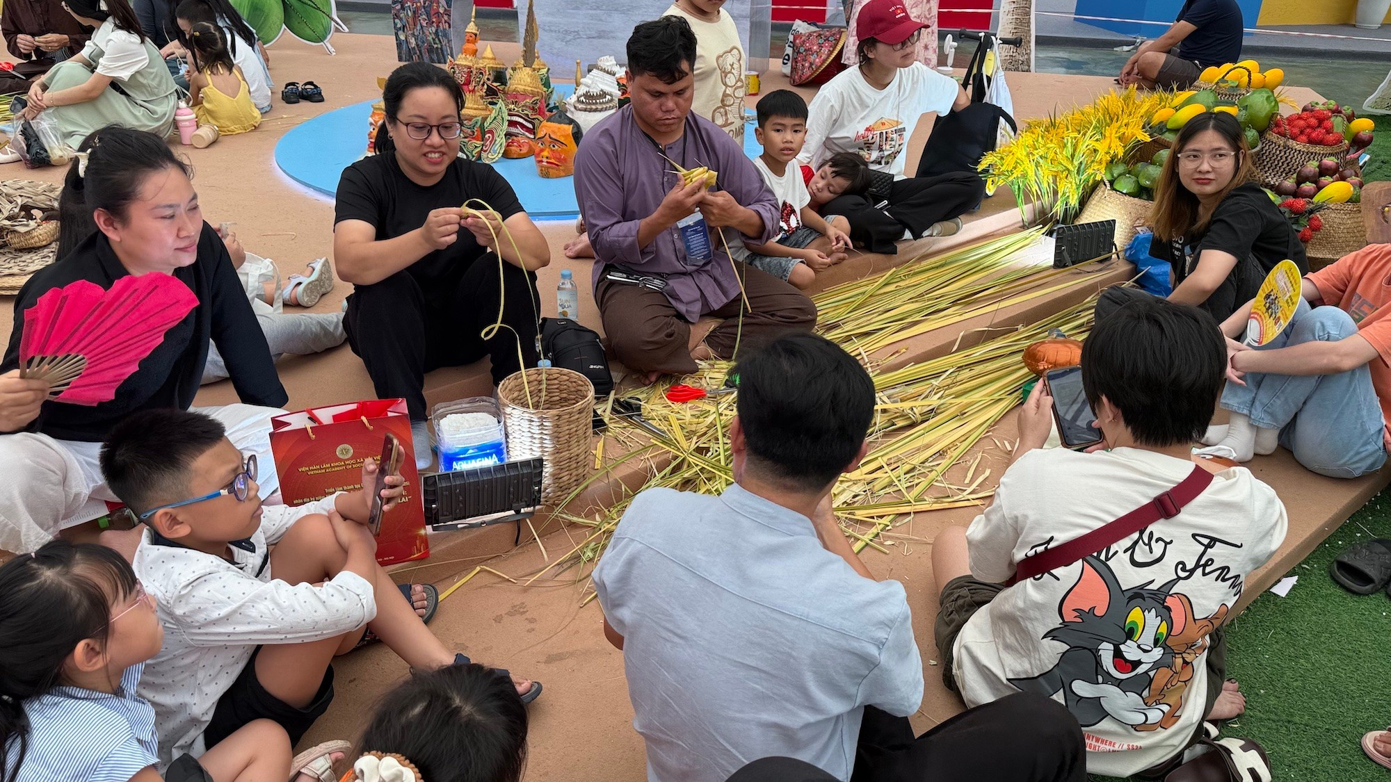 Du khách trải nghiệm sáng tạo các sản phẩm từ lá dừa tại gian trưng bày của tỉnh Vĩnh Long. vinh-long1.jpg