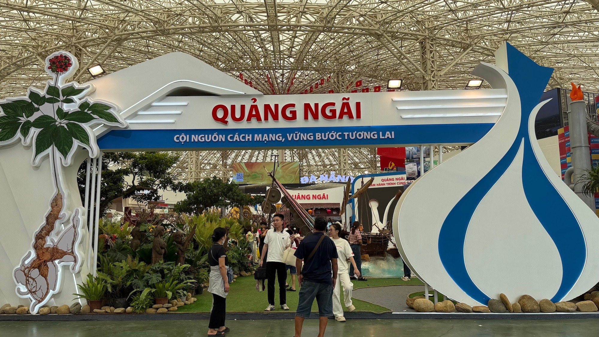Gian trưng bày của tỉnh Quảng Ngãi ấn tượng với tỏi Lý Sơn và sâm Ngọc Linh. quang-ngai.jpg