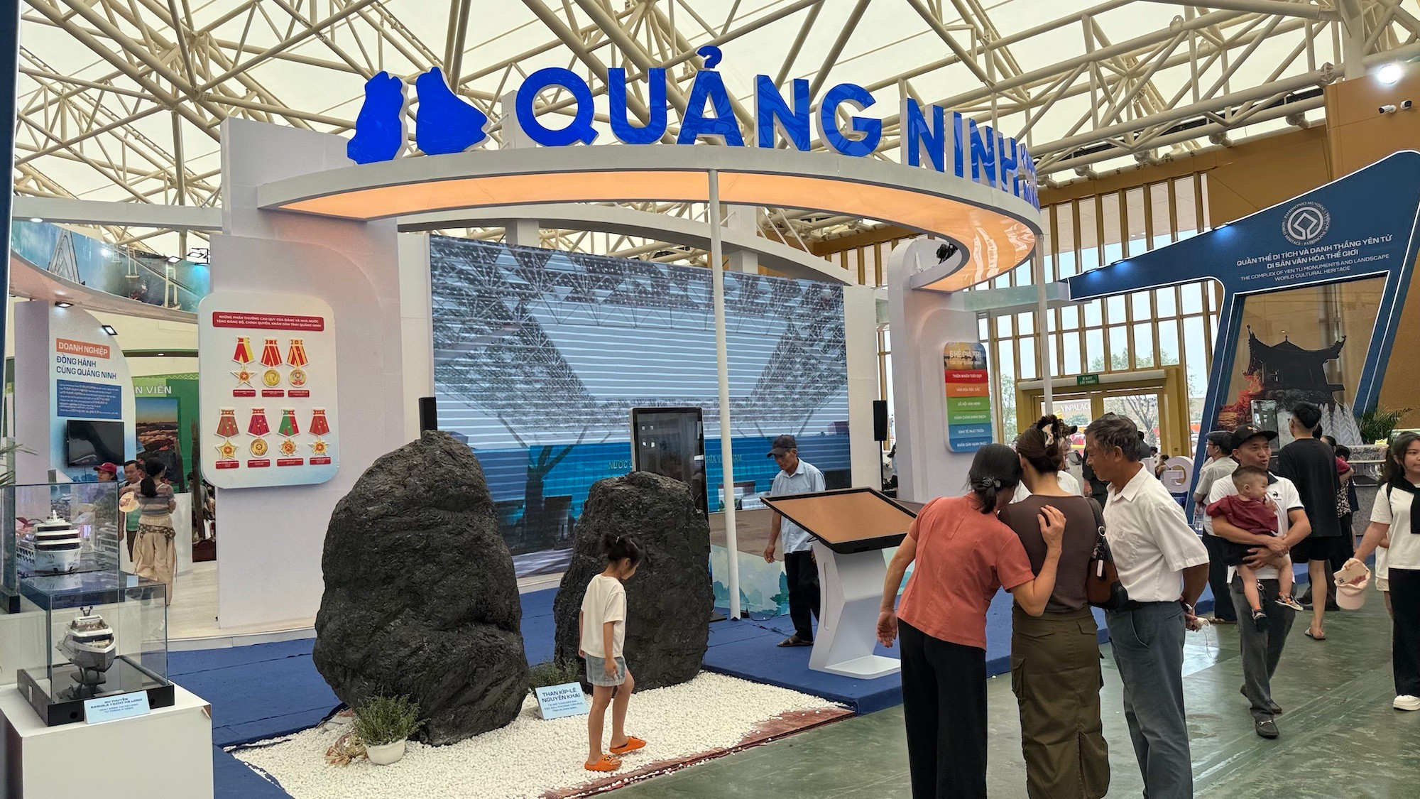 Than kíp-lê tại gian trưng bày của "Đất mỏ" Quảng Ninh. quang-ninh.jpg