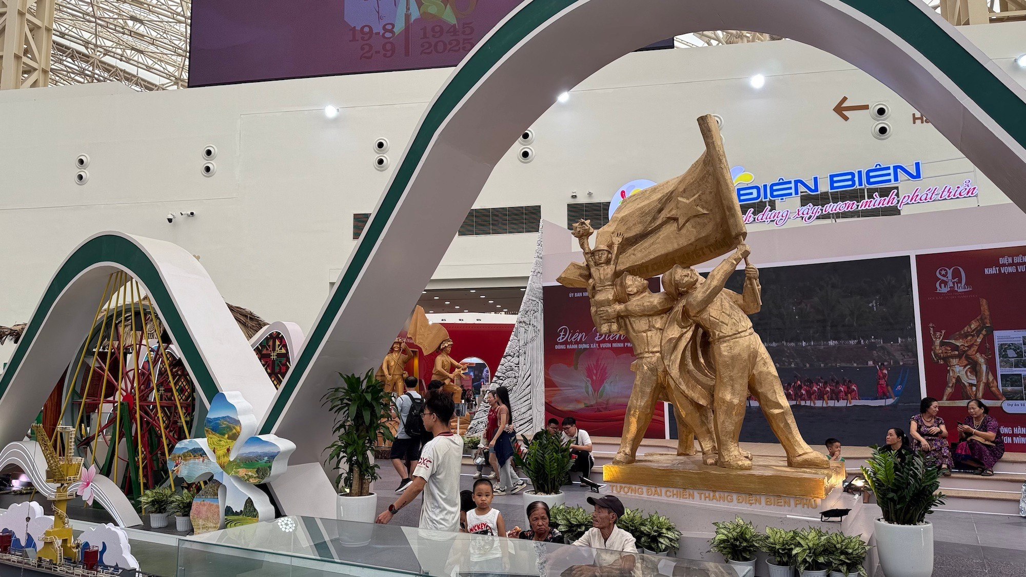 Gian trưng bày của tỉnh Điện Biên với tượng đài Chiến thắng Điện Biên Phủ. dien-bien-1.jpg