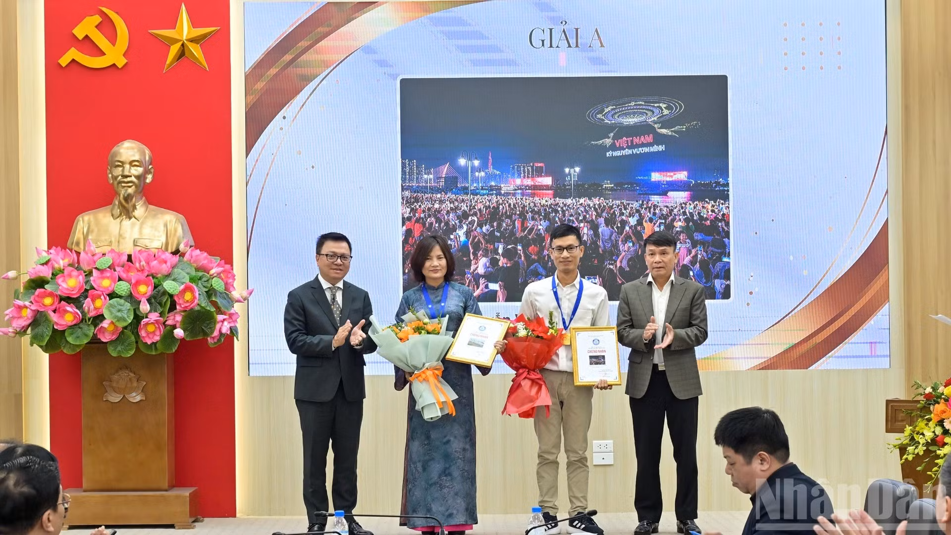 Tác phẩm "Hà Nội - Thành phố xinh đẹp và hiện đại" của tác giả Trần Thu Hà và "Kỷ nguyên vươn mình" của tác giả Nguyễn Văn Trung giành được giải A cuộc thi.