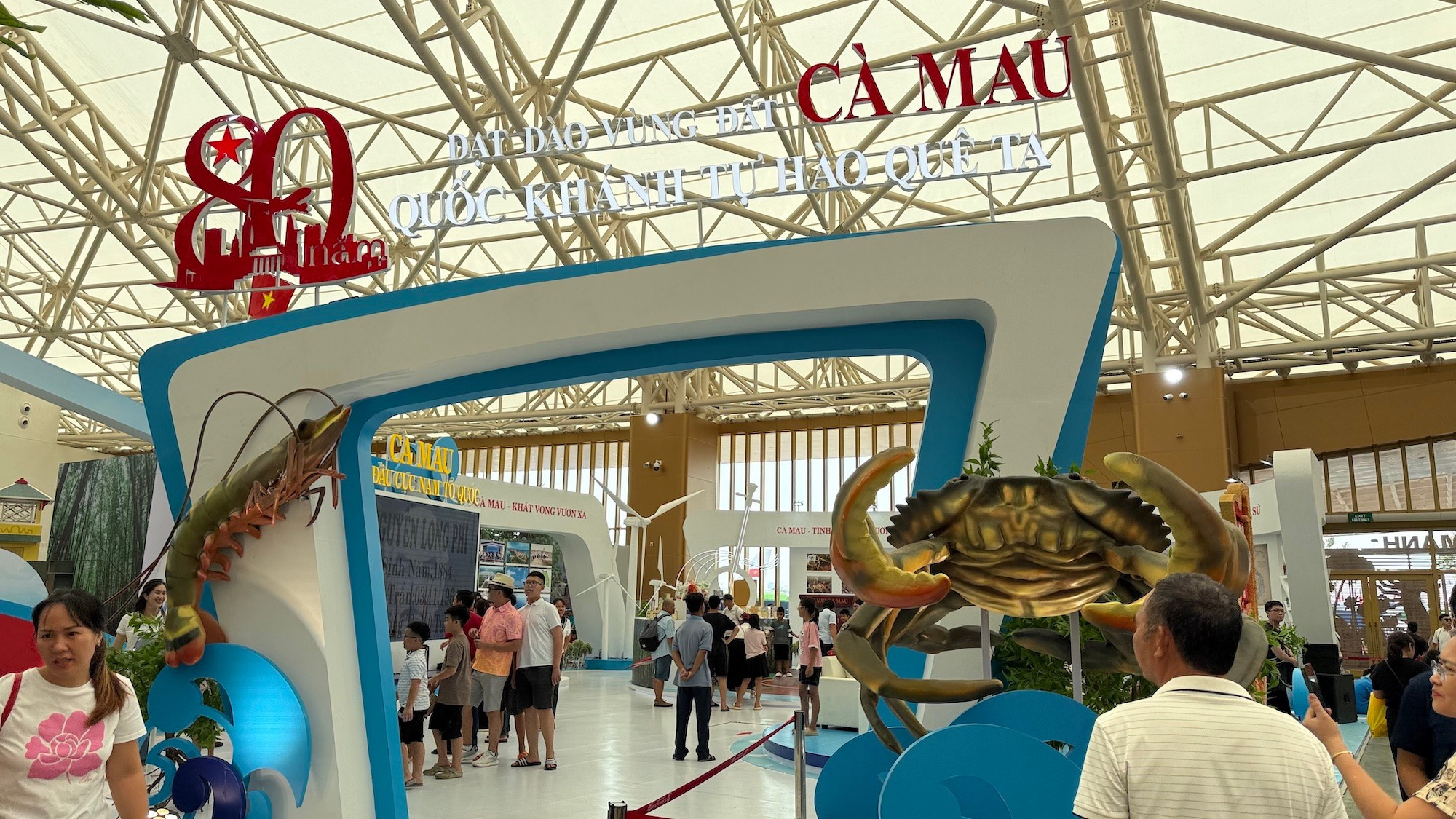Gian trưng bày của tỉnh Cà Mau nổi bật với đặc sản cua Cà Mau. ca-mau.jpg