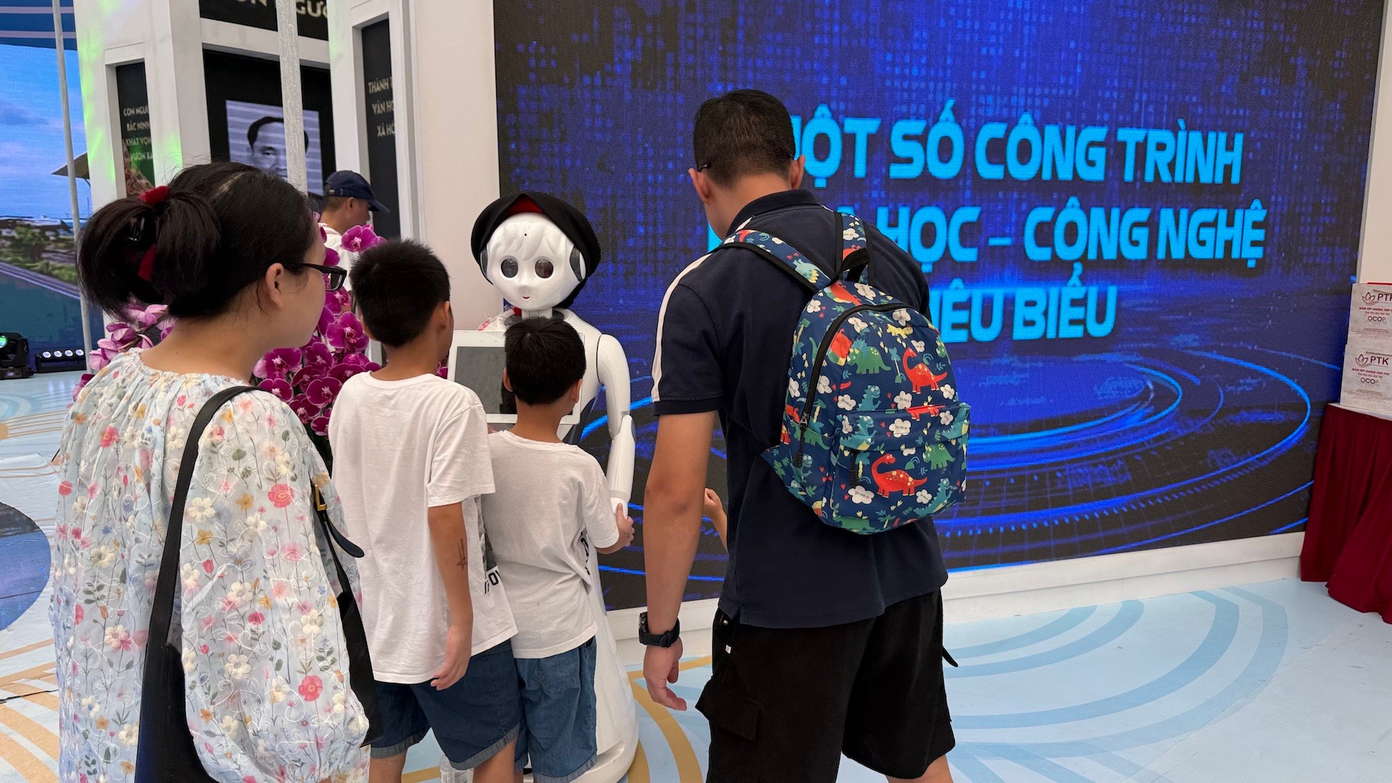 Du khách tò mò với robot liền chị tại gian trưng bày của tỉnh Bắc Ninh. bac-ninh.jpg