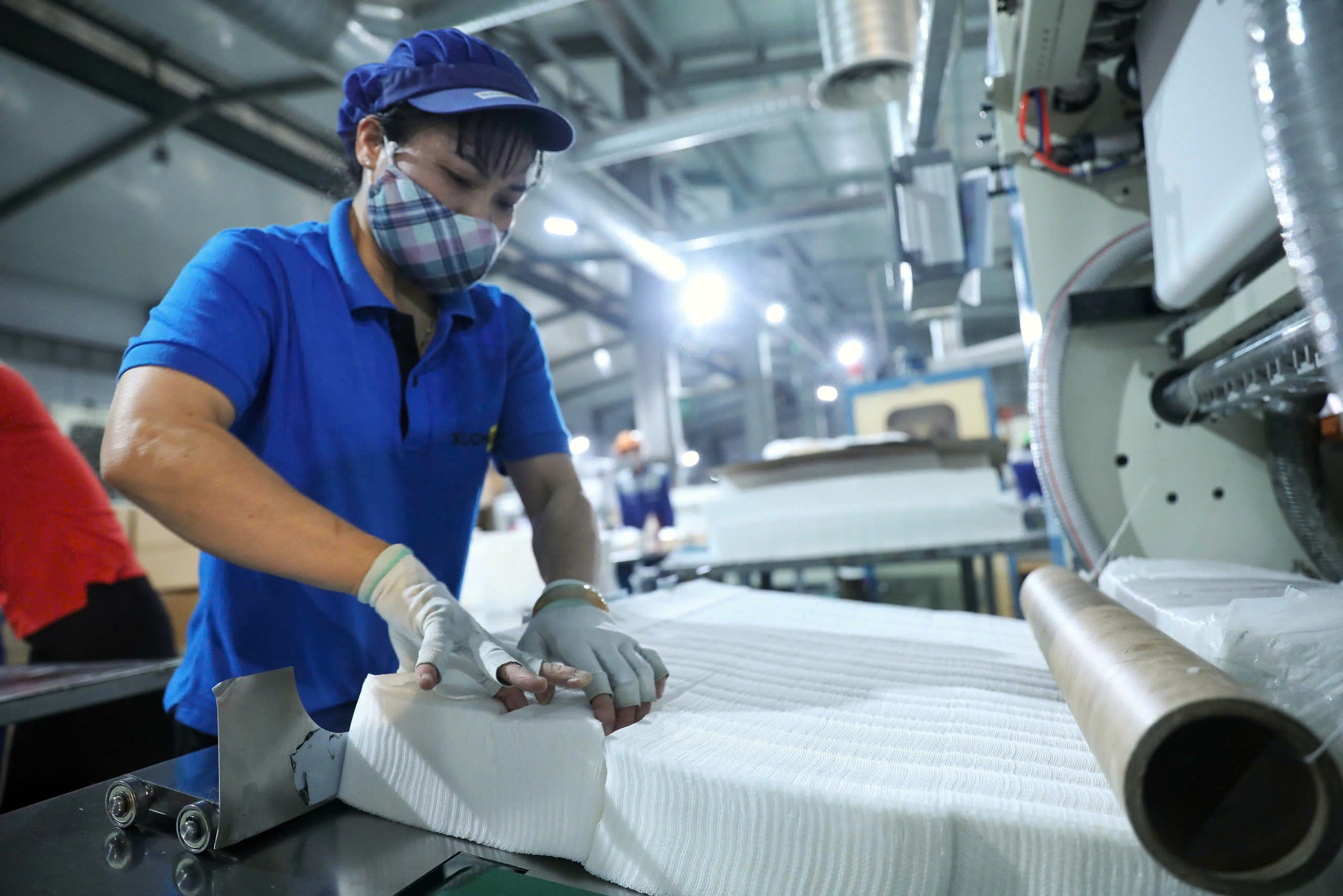 Sản xuất giấy tại công ty xuất nhập khẩu Bắc Giang. (Ảnh: ĐẶNG GIANG) congnhansanxuat.jpg