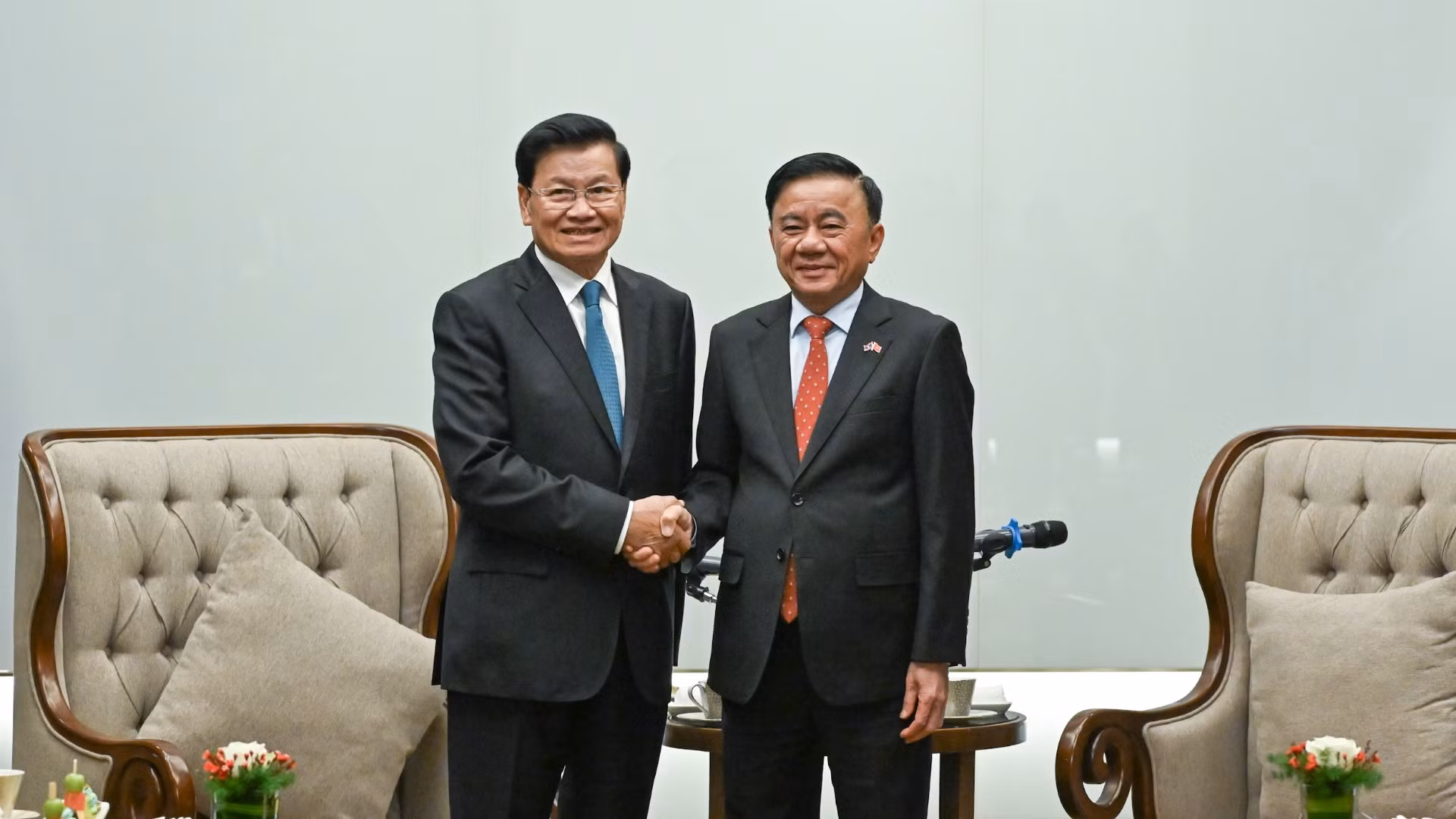 Thường trực Ban Bí thư Trần Cẩm Tú và Tổng Bí thư, Chủ tịch nước Lào Thongloun Sisoulith. (Ảnh: DUY LINH)