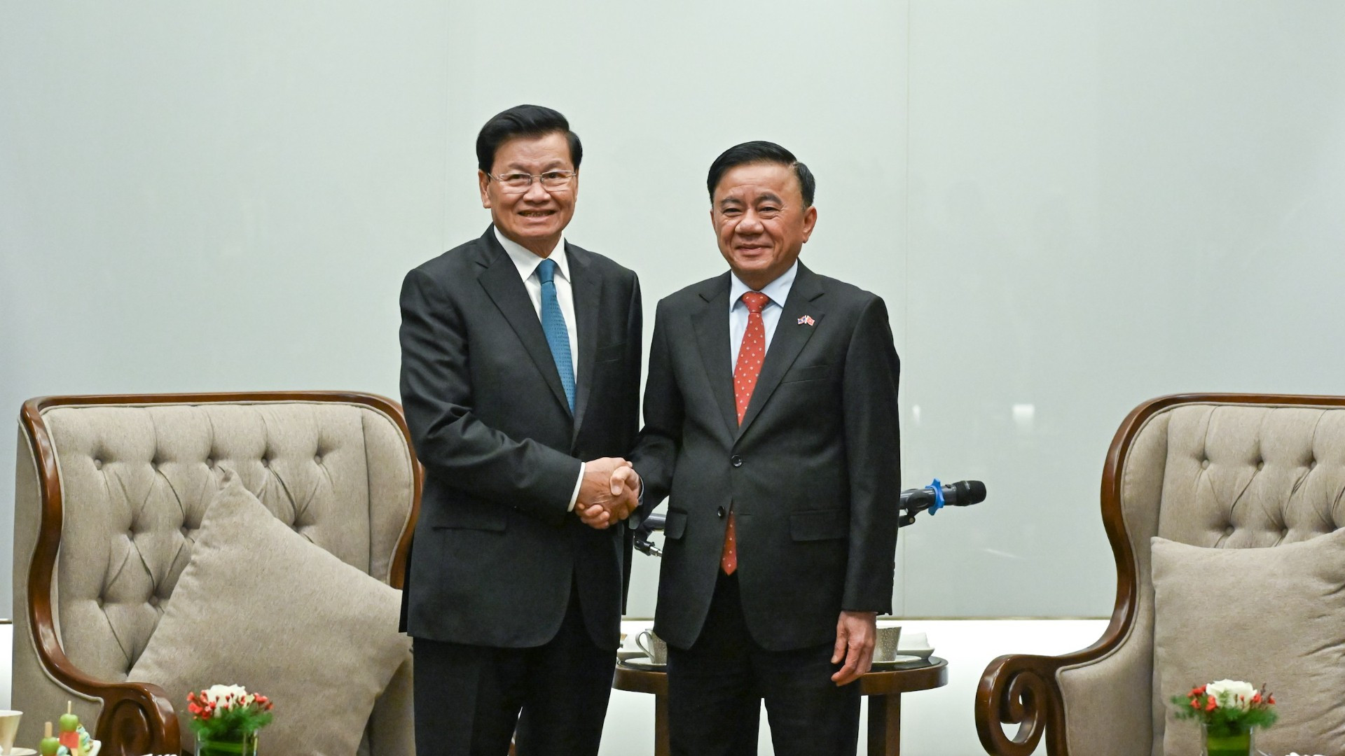 Thường trực Ban Bí thư Trần Cẩm Tú và Tổng Bí thư, Chủ tịch nước Lào Thongloun Sisoulith. (Ảnh: DUY LINH)