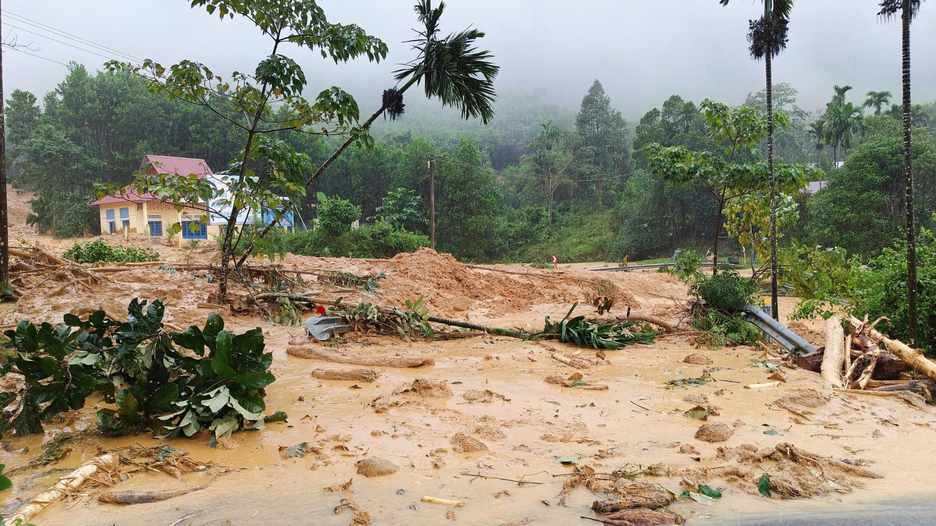 Quốc lộ 40B tại Km82+500 qua địa phận xã Trà Tân, đất đá từ trên núi sạt lở với khối lượng rất lớn đã cuốn trôi cống thoát nước, vùi lấp mặt đường. (Ảnh: LÊ ANH QUÂN-ĐỖ VẠN) satlodanang2-617.jpg