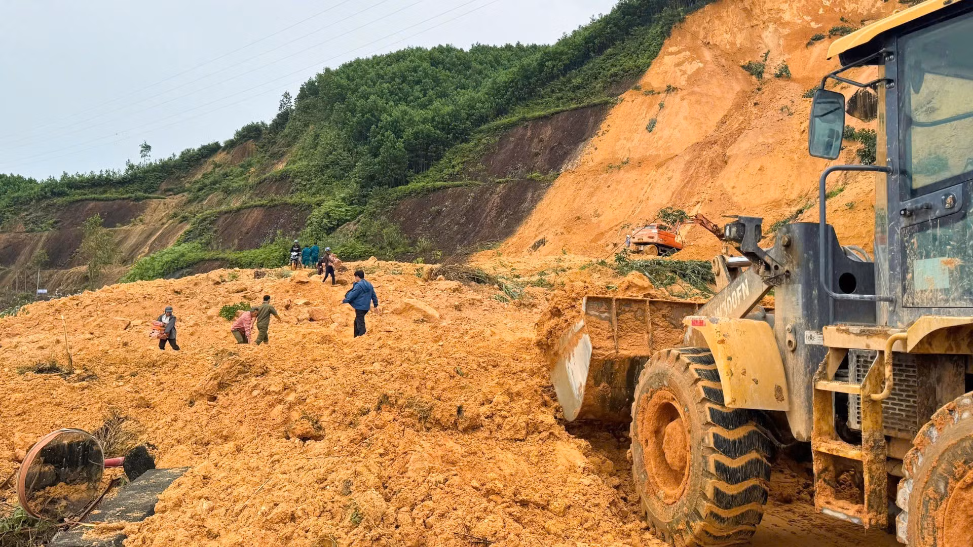 Quốc lộ 40B qua địa phận xã Trà Tân sạt lở vùi lấp mặt đường khiến giao thông tại vị trí này tê liệt hoàn toàn. (Ảnh: LÊ ANH QUÂN-ĐỖ VẠN)