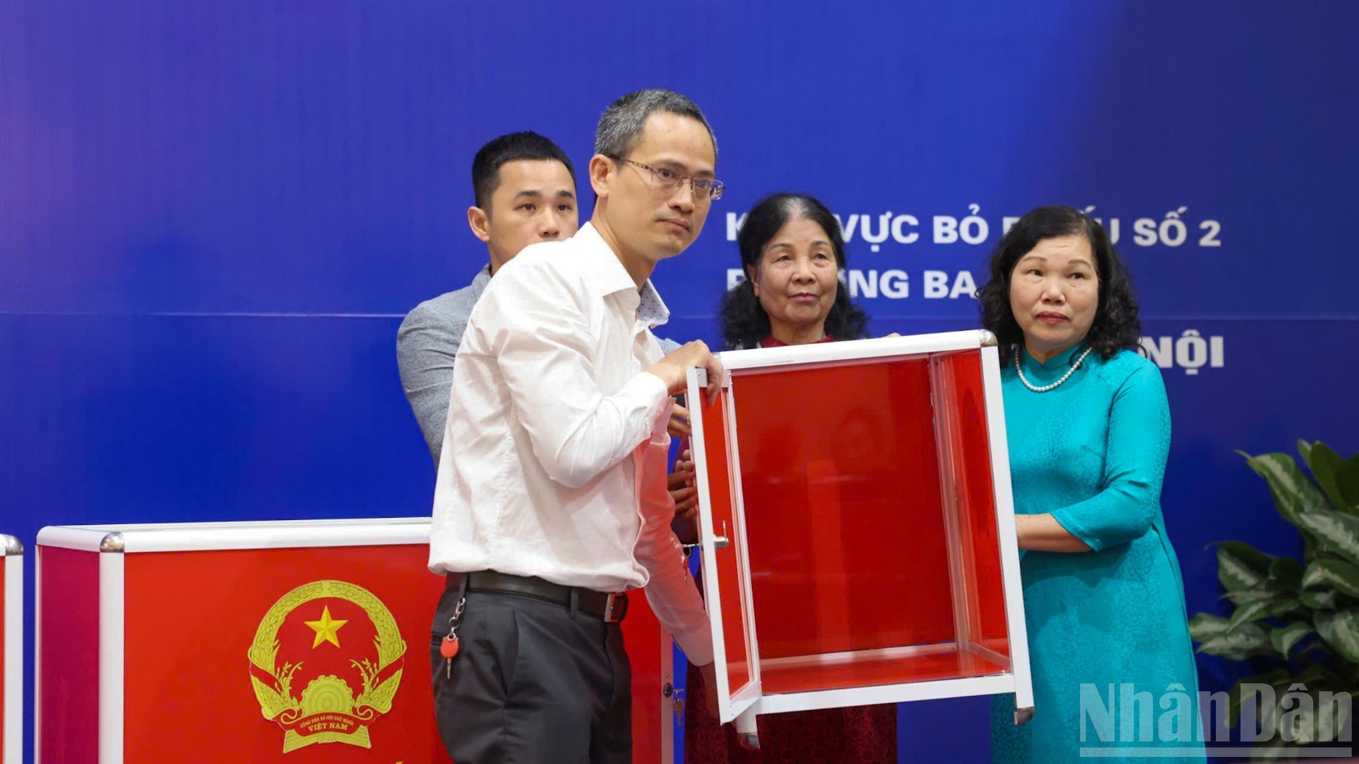 Hòm phiếu được kiểm tra công khai, bảo đảm đúng quy định, đúng pháp luật.