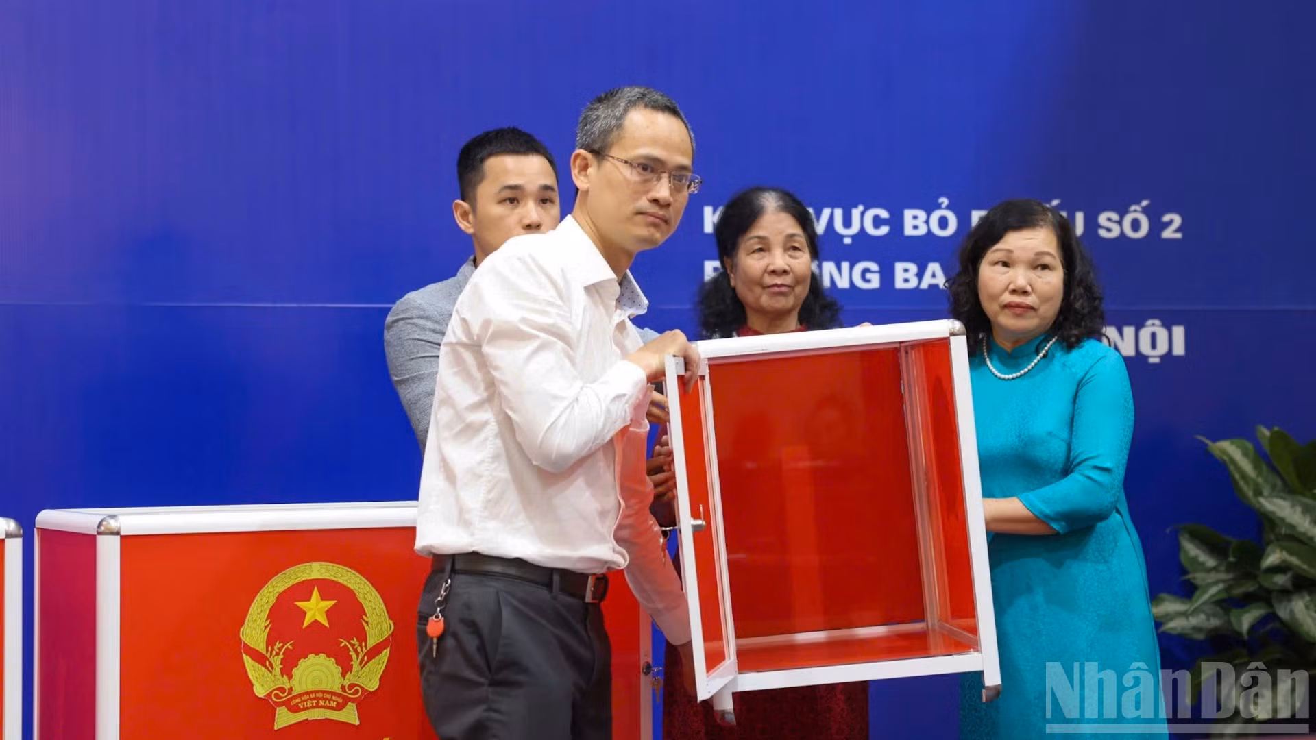 Hòm phiếu được kiểm tra công khai, bảo đảm đúng quy định, đúng pháp luật.