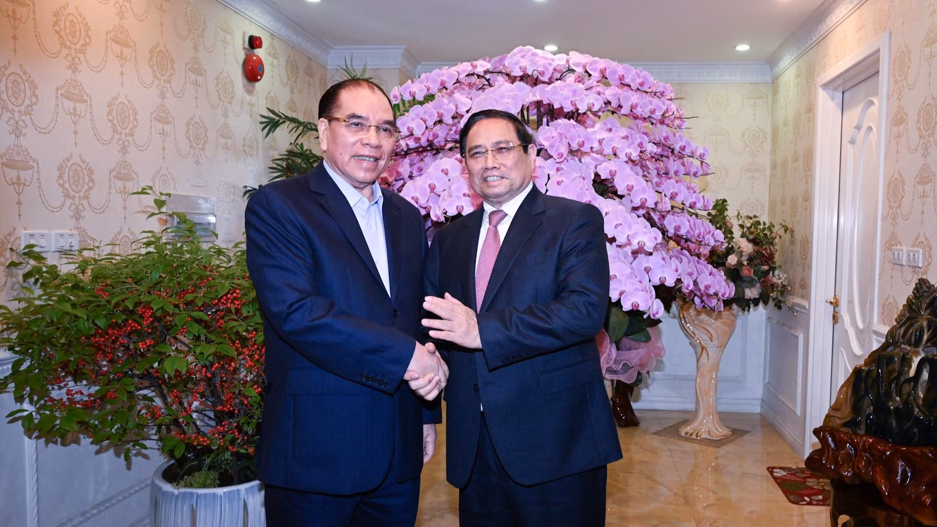 Thủ tướng Phạm Minh Chính thăm nguyên Tổng Bí thư Nông Đức Mạnh.