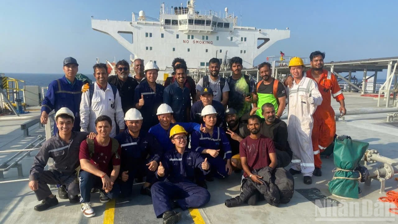 Các thuyền viên tàu SAND và tàu MKD VYOM chụp ảnh lưu niệm trước khi các thuyền viên tàu bạn được bàn giao cho Cảng vụ Muscat của Oman. (Ảnh: Tàu SAND cung cấp)