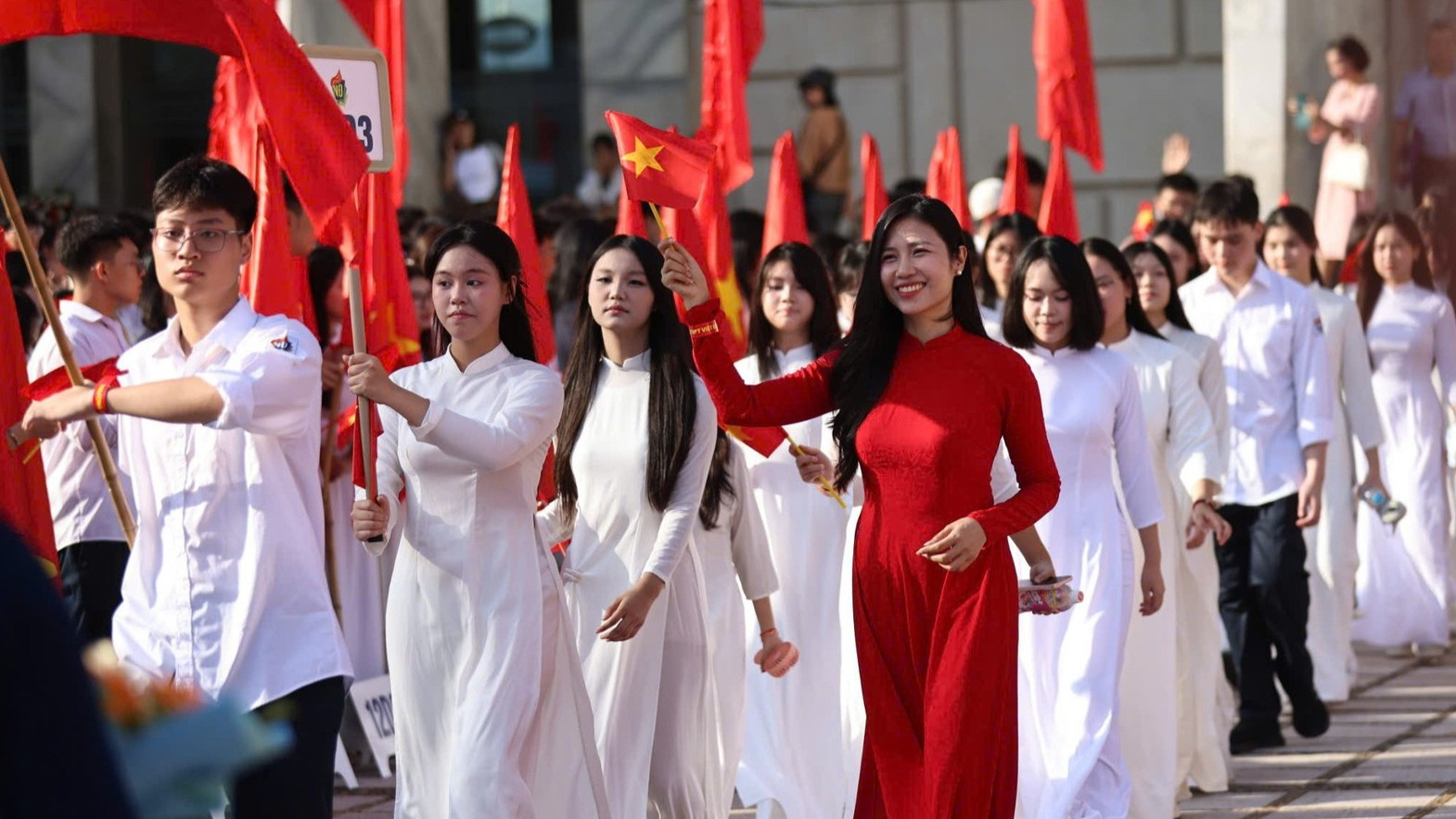 Học sinh THPT rạng ngời trong ngày khai giảng.