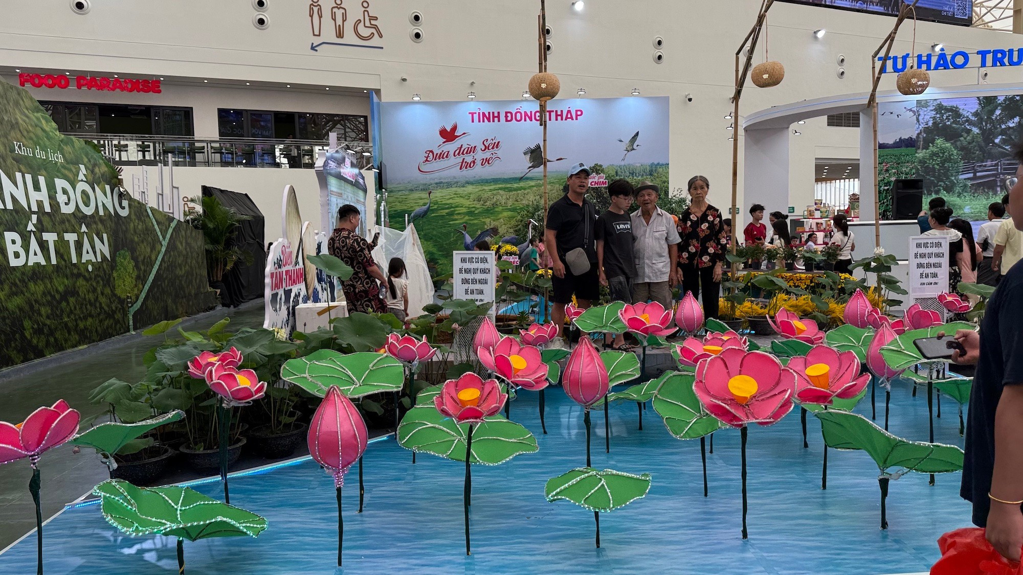"Tháp Mười đẹp nhất bông sen" - gian trưng bày của tỉnh Đồng Tháp. dong-thap.jpg