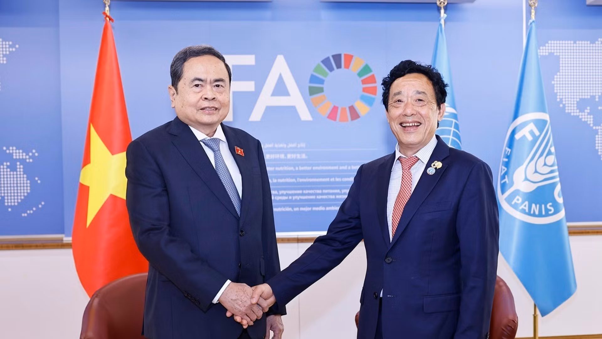 Chủ tịch Quốc hội Trần Thanh Mẫn gặp Tổng Giám đốc Tổ chức Lương thực và Nông nghiệp Liên hợp quốc (FAO) Qu Dongyu. (Ảnh: Doãn Tấn/TTXVN)