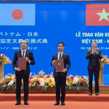 Tiến sĩ Lê Xuân Huy, Phó Tổng Giám đốc VNSC và ông Yasuo Ishii, Phó Chủ tịch cấp cao JAXA trao thỏa thuận hợp tác. (Ảnh: VNSC)