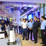 Nền kinh tế tri thức là nền kinh tế trong đó người lao động vừa làm việc, vừa học tập và nghiên cứu. (Ảnh: USTH)