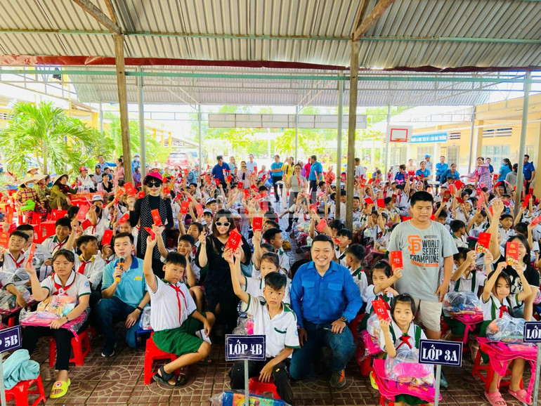 Chương trình “Nấu ăn cho em” tại xã Nguyễn Việt Khái, huyện Phú Tân, tỉnh Cà Mau. ndo_c_trao-qua-thieu-nhi.jpg