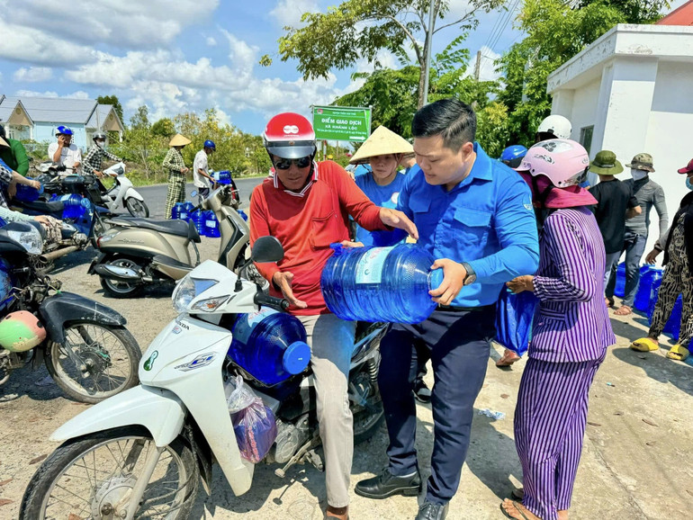 Chương trình “Nước ngọt vì bà con” trong đợt hạn hán kéo dài tại xã Khánh Lộc, huyện Trần Văn Thời, tỉnh Cà Mau. trao-nuoc-ngot-vung-han-han.jpg