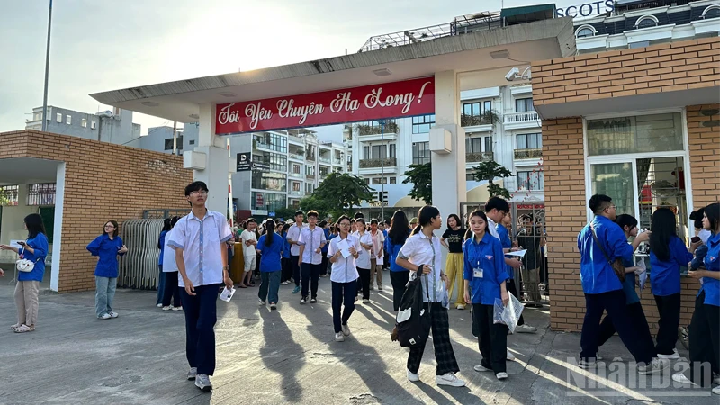 Các thí sinh bước vào thi môn Ngữ văn tại điểm thi Trường trung học phổ thông chuyên Hạ Long trong sáng 1/6.