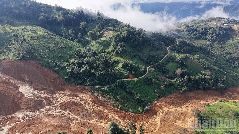 Hiện trường khu vực núi ở xã Hùng Sơn bị sạt lở kinh hoàng.