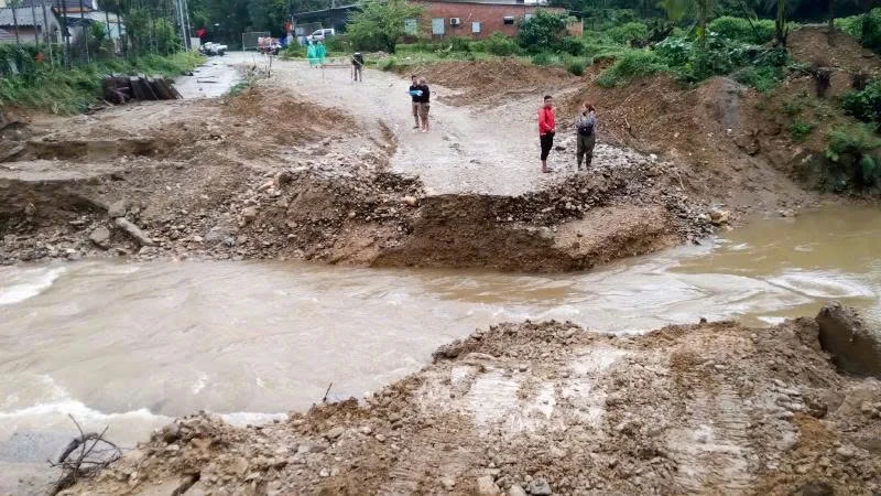 Cầu tạm bắc qua sông Ví bị cuốn trôi hoàn toàn vào rạng sáng nay.