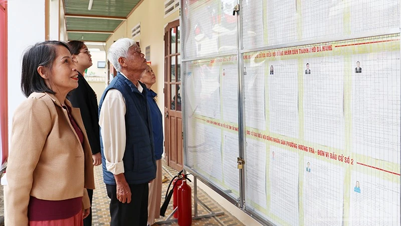 Cử tri ở tổ dân phố Hương Trung, phường Hương Trà, thành phố Đà Nẵng háo hức chờ đến ngày bầu cử để đi bỏ phiếu.