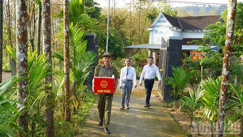 Xã Trà Tân, thành phố Đà Nẵng tổ chức lực lượng vận chuyển thùng phiếu phụ đến tận nơi để người dân được bỏ phiếu.