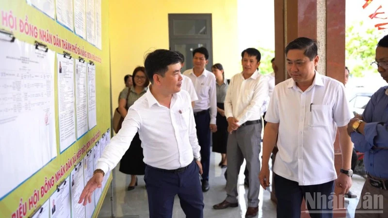 Phó Chủ tịch Ủy ban nhân dân thành phố Đà Nẵng Phan Thái Bình kiểm tra công tác chuẩn bị bầu cử tại thôn An Đông, xã Hiệp Đức.