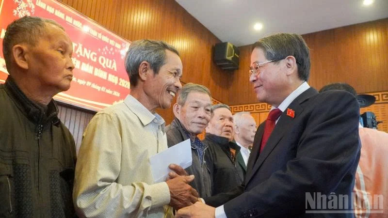 Phó Chủ tịch Quốc hội Nguyễn Đức Hải tặng quà gia đình có hoàn cảnh khó khăn trên địa bàn xã Tam Xuân.