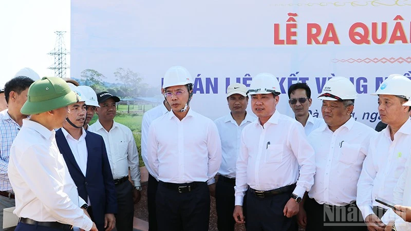 Chủ tịch Ủy ban nhân dân thành phố Đà Nẵng Phạm Đức Ấn kiểm tra tiến độ Dự án liên kết vùng miền trung tỉnh Quảng Nam.