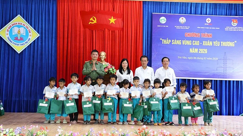 Trao quà, học bổng cho học sinh nghèo vượt khó vươn lên trong học tập tại xã Trà Vân.