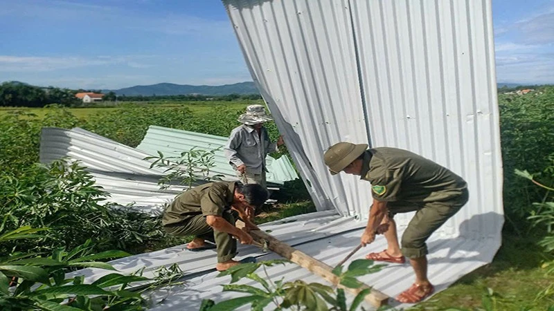 Lực lượng Công an xã hỗ trợ người dân khắc phục hậu quả do lốc xoáy gây ra.