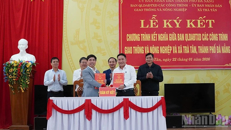 Đại diện Ban Quản lý dự án đầu tư xây dựng các công trình giao thông và nông nghiệp Đà Nẵng và xã Trà Tân ký kết.