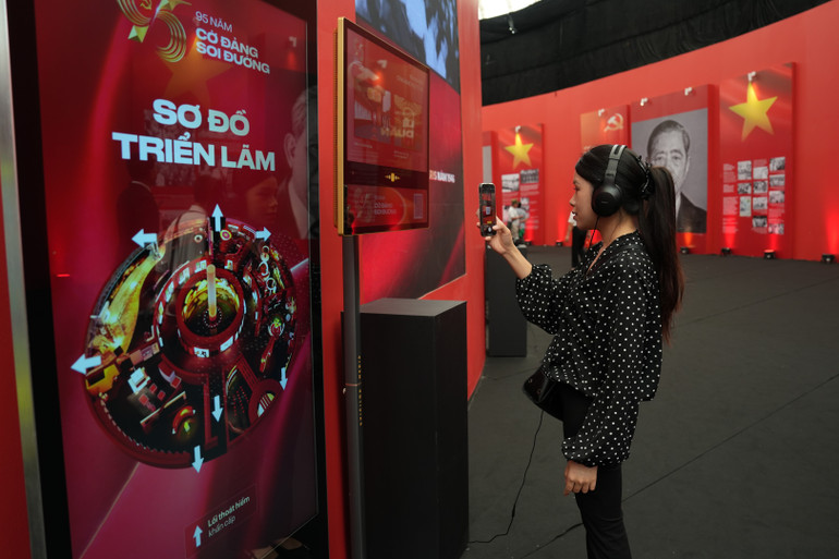 Khách tham quan trải nghiệm tại Media Tour. 7.jpg