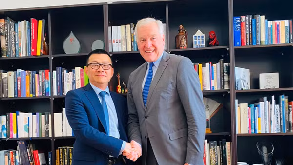 Đại sứ Việt Nam tại Áo Vũ Lê Thái Hoàng gặp gỡ Tiến sĩ Martin Eichtinger, Giám đốc Học viện Ngoại giao Áo