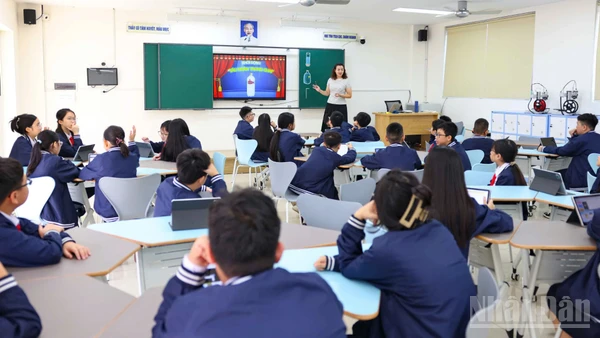 Giáo viên giảng dạy trong một tiết học tại Trường trung học cơ sở Ngô Sĩ Liên (Hà Nội) (Ảnh: ĐẠI THẮNG)