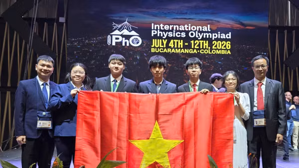 Đội tuyển quốc gia Việt Nam tham dự Olympic Vật lý quốc tế lần thứ 56. Từ trái sang: Phó Giáo sư, Tiến sĩ Đỗ Danh Bích (Trưởng đoàn), các học sinh: Vũ Nguyên Nguyên, Tạ Ngọc Minh, Nguyễn Nhật Minh, Lê Duy Khánh, Nguyễn Thị Bích Ngọc; Phó Giáo sư, Tiến sĩ Đặng Đức Vượng (Phó Trưởng đoàn).