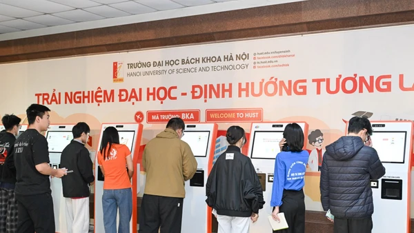 Thí sinh tham dự Đánh giá tư duy năm 2026 thực hiện thủ tục kiểm tra thông tin cá nhân tự động trước khi vào phòng thi. 