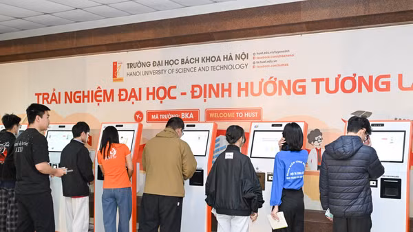 Thí sinh tham dự Đánh giá tư duy năm 2026 thực hiện thủ tục kiểm tra thông tin cá nhân tự động trước khi vào phòng thi. 