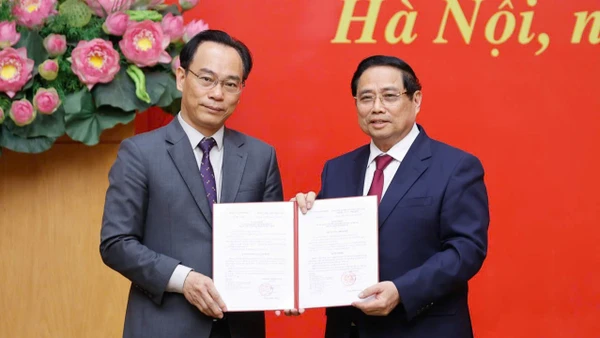 Thủ tướng Chính phủ Phạm Minh Chính trao Quyết định điều động, giao quyền Bộ trưởng Bộ Giáo dục và Đào tạo đối với ông Hoàng Minh Sơn (Ảnh: NHẬT BẮC)