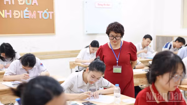 Trong phòng thi môn Toán kỳ thi tuyển sinh vào lớp 10 tại điểm thi Trường trung học cơ sở Ngô Sĩ Liên. (Ảnh: ĐẠI THẮNG)