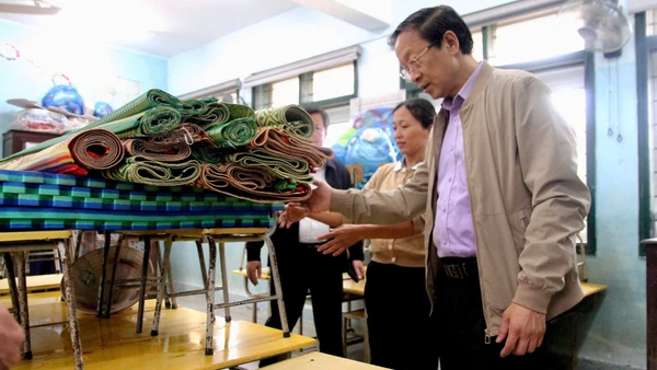 Thứ trưởng Thường trực Phạm Ngọc Thưởng và Đoàn công tác Bộ Giáo dục và Đào tạo đã tới thăm hỏi, động viên cán bộ, giáo viên, giảng viên, học sinh, sinh viên thành phố Huế 