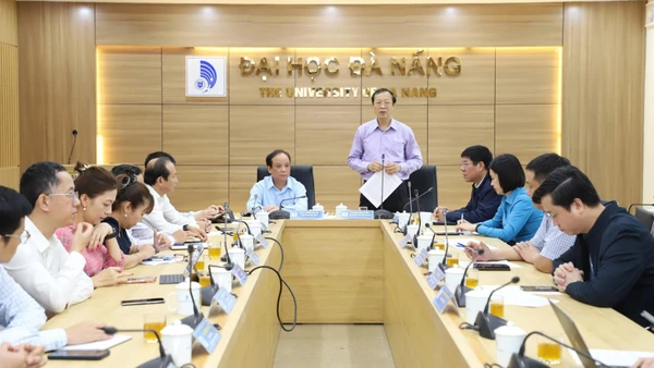 Thứ trưởng Thường trực Bộ Giáo dục và Đào tạo Phạm Ngọc Thưởng tới làm việc, thăm hỏi, và động viên cán bộ, giảng viên, sinh viên Đại học Đà Nẵng.