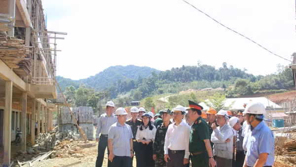 Bộ trưởng Giáo dục và Đào tạo Hoàng Minh Sơn cùng Đoàn công tác kiểm tra tiến độ xây trường nội trú biên giới xã Hùng Sơn.