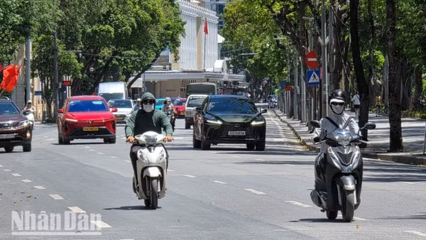 Hà Nội đang trong đợt nắng nóng gay gắt. (Ảnh: MINH DUY)