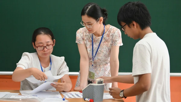 Giáo viên thực hiện nhiệm vụ coi thi (Ảnh minh họa).